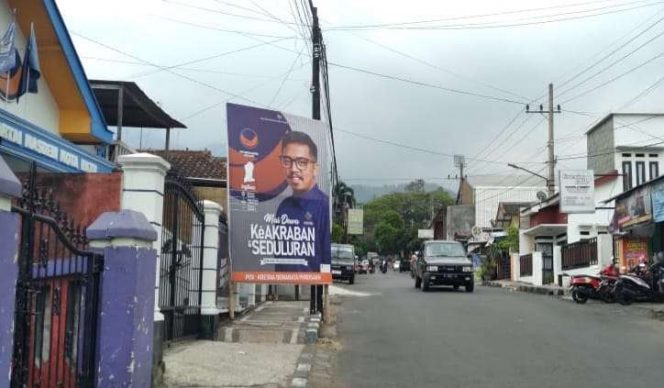 
 Salah satu baliho Kresna Dewanata Prosakh yang terpasang di salah satu sudut jalan, dengan semboyan keakraban seduluran. (Ist)