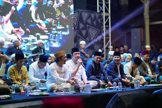 
 Gus Sabrang saat ngaji bareng Santri Embongan di Pondok Pesantren Rejo Darul Musthofa. (ist)
