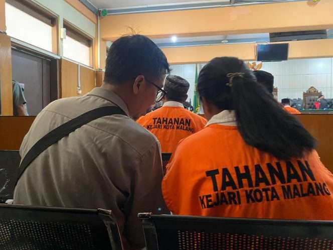 
 Terdakwa kasus pencurian uang nasabah saat mengikuti jalannya persidangan di PN Malang. (Ist)