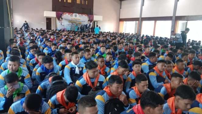 
 Ratusan siswa-siswi baru SMK Brantas Karangkates Sumberpucung mengikuti Masa Pengenalan Lingkungan Sekolah di Gedung Serbaguna Karangkates. (ist)