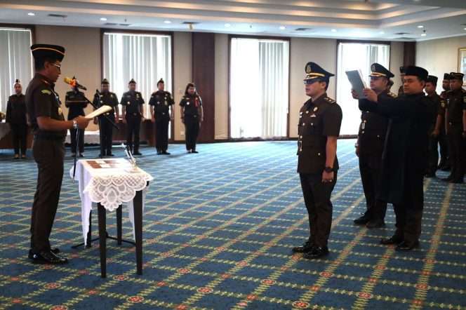 
 Dr.Eko Budi Susanto, SH, MH saat jalani pelantikan dan sumpah jabatan serta serah terima jabatan sebagai Kasi Pidana Umum (Pidum) (ist)