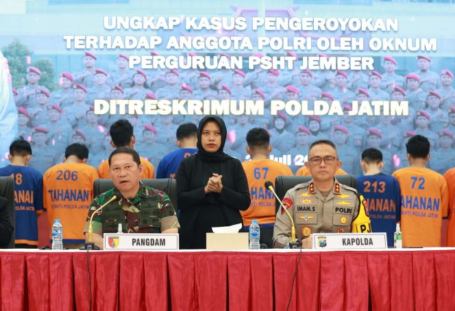 
 Kapolda Jatim Irjen Pol Imam S, bersama Pangdam V Brawijaya Mayjen TNI Rafael Granada Baay, Perwakilan dari PJ Gubernur Jatim Biro hukum, serta Ketua PSHT Pusat, Direktur Reserse Kriminal Umum (Ditreskrimum) dan Kapolres Jember, saat merilis kasus penganiayaan anggota polisi polres Jember (ist)