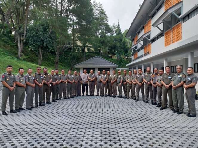
 Kasatpol PP Kota Batu, Abdul Rais sesi foto bersama saat tengah mengikuti Diklat Penyidik Reserse Polri. (Yan)
