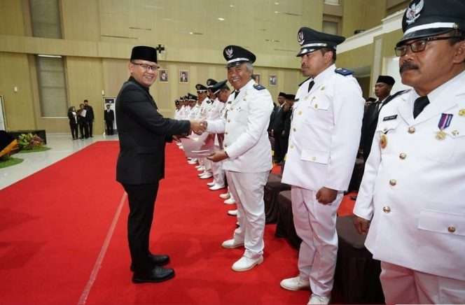 
 Kades Tulungrejo, Suliono saat mengikuti Pengukuhan Perpanjangan Masa Jabatan Kades oleh Pj. Wali Kota Batu, Aries Agung Paewai beberapa waktu lalu. (Yan)