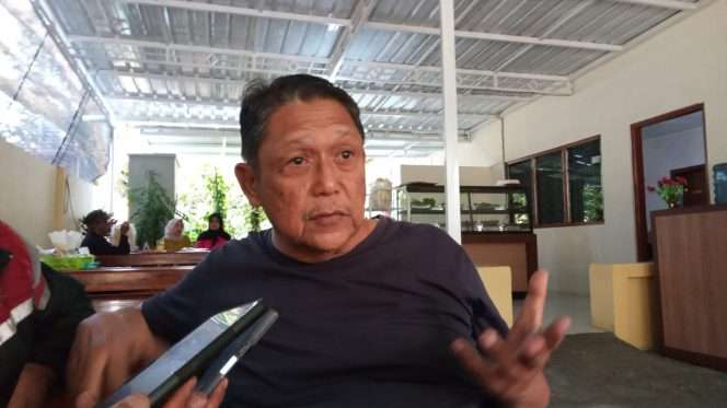 
 Tokoh Kota Batu, Budi Kabul yang juga paman Kris Dayanti, saat tengah diwawancarai awak media. (Yan)