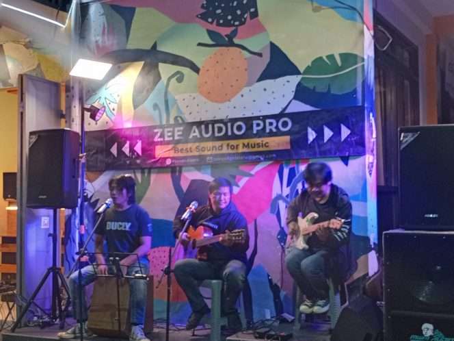 
 Penampilan dari LARVA COUSTIC, saat tengah menghibur para wisatawan yang berkunjung ke ruko Mayangsari Desa Pesanggrahan. (Yan)