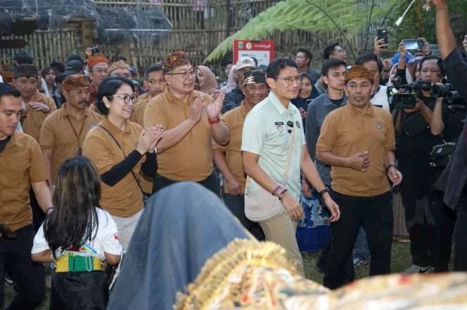 
 Menteri Pariwisata dan Ekonomi Kreatif (Menparekraf) RI, Dr. H. Sandiaga Salahudin Uno, B.B.A, M.B.A mengunjungi Desa Wringinanom di Kecamatan Poncokusumo, Kabupaten Malang.(Dok Humas Pemkab Malang)