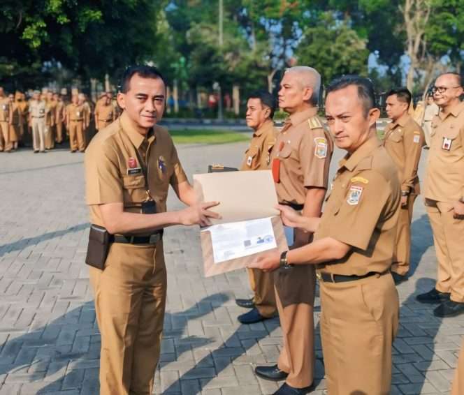 
 Kepala Badan Kepegawaian dan Pengembangan Sumber Daya Manusia (BKPSDM) yang juga Pj Sekda Kabupaten Malang, Nurman Ramdansyah simbolis menyerahkan SK pensiun. (Dok BKPSDM)