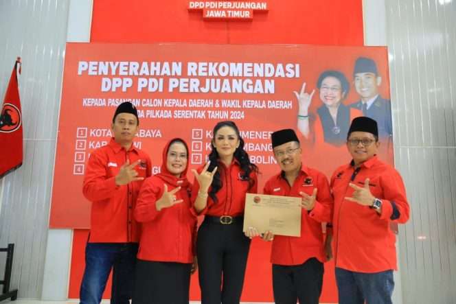 
 Kris Dayanti, saat tengah menerima surat tugas dari DPP PDI Perjuangan untuk maju bertarung dalam ajang kontestasi Pilkada 2024. (Yan)