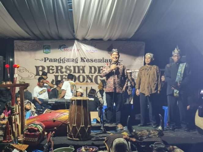 
 Abah Gun saat menghadiri pembukaan Jedong Jadoel di Desa Jedong Kecamatan Wagir. (ist)