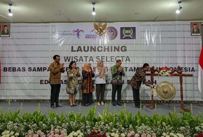 
 Deputi Bidang Pengembangan Destinasi dan Infrastuktur Kemenparekraf RI, Hariyanto, saat memukul gong sebagai tanda launching Selecta Menuju Zero Waste dan Edukasi Pengolahan Sampah. (Yan)
