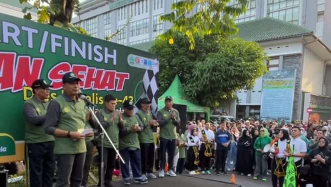 
 (Pj.) Wali Kota Malang Dr. Ir. Wahyu Hidayat, MM bersama Rektor Unisma, kepala perangkat daerah terkait serta Forkopimcam Lowokwaru memberangkatkan jalan sehat yang diikuti oleh mahasiswa serta masyarakat umum. (ist)