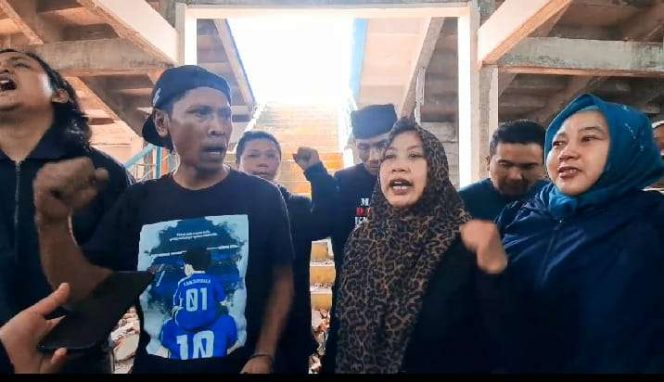 
 Yayasan Keadilan Tragedi Kanjuruhan (YKTK) menyampaikan tuntutan atas pembongkaran gate 13 Stadion Kanjuruhan. (ist)