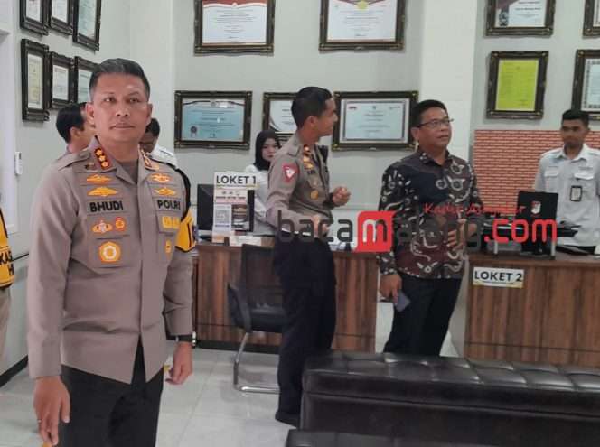 
 Tim KemenPAN-RB, Ajib Rakhmawanto, bersama Kapolresta Makota Kombes Pol Budi Hermanto dan Kasat Lantas, saat meninjau Command Center serta Ruang Pelayanan Terpadu Sarja Arya Racana Polresta Malang Kota. (Rohim Alfarizi)