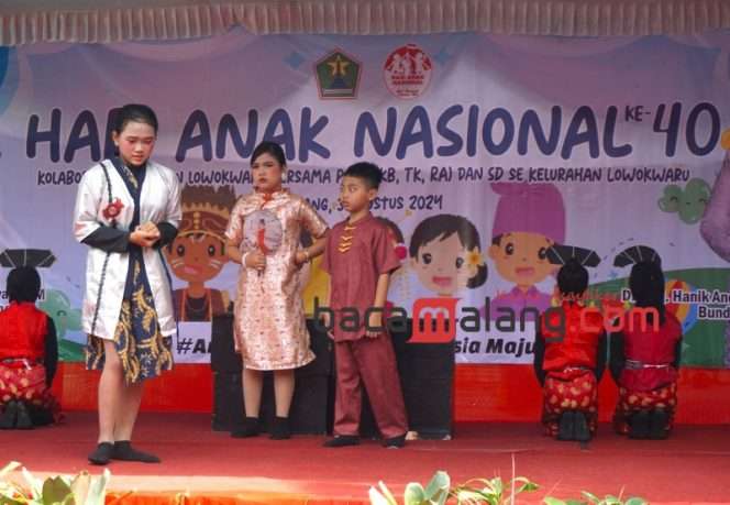 
 Para siswa SDN Lowokwaru 3 menyajikan drama Sampek Engtay dalam Peringatan Hari Anak Nasional (HAN) ke-40, di di depan kantor Kelurahan Lowokwaru, Sabtu (3/8/2024). (Nedi Putra AW)