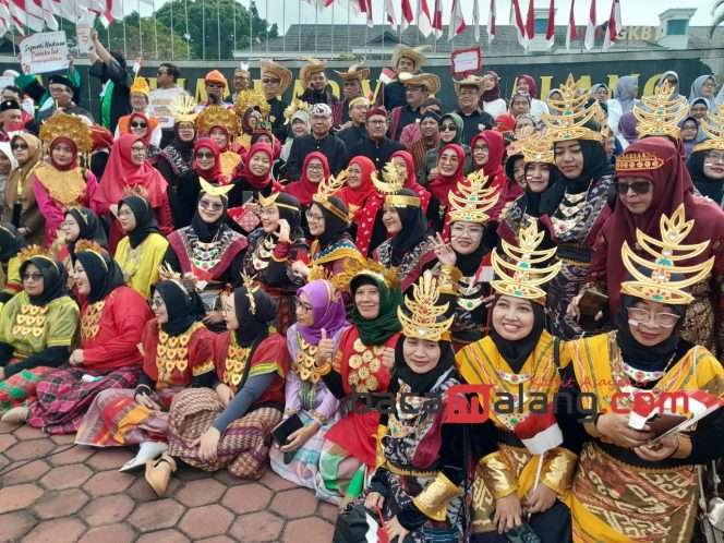 
 Rektor UMM Prof Nazaruddin Malik, bersama peserta upacara dengan pakaian adatnya foto bersama. (Rohim Alfarizi)