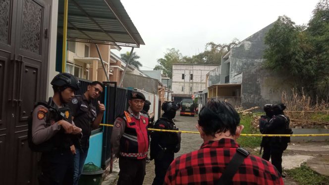 
 Penangkapan terduga teroris di Kota Batu. (ist)