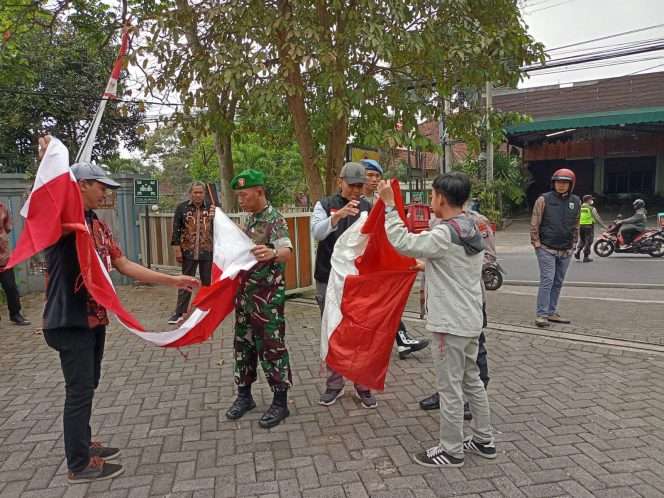 
 Camat Batu, Sasongko Fitra Aditama, S.IP., M.H bersama Danramil Batu, Kapolsek Batu dan Kesbangpol Pemkot Batu, saat tengah memberikan bendera merah putih gratis kepada masyarakat Kota Batu. (Yan)