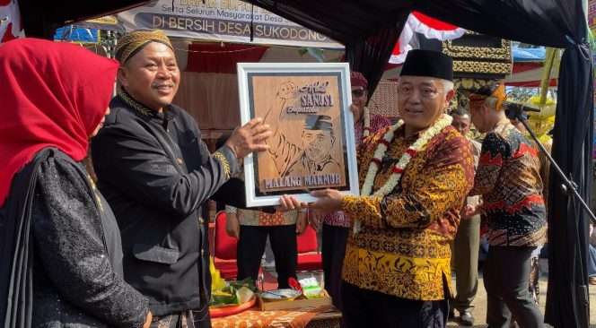 
 Simbolis pemberian cinderamata. (Dok Pemdes Sukodono)