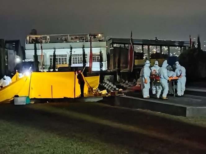 
 Tim Tagana Kota Batu, saat tengah melakukan pemindahan jasad mantan Wali Kota Batu dua periode Eddy Rumpoko, dari TMP ke makam keluarga yang berlokasi di Desa Pesanggrahan, Kecamatan Batu, Kota Batu. (Yan)