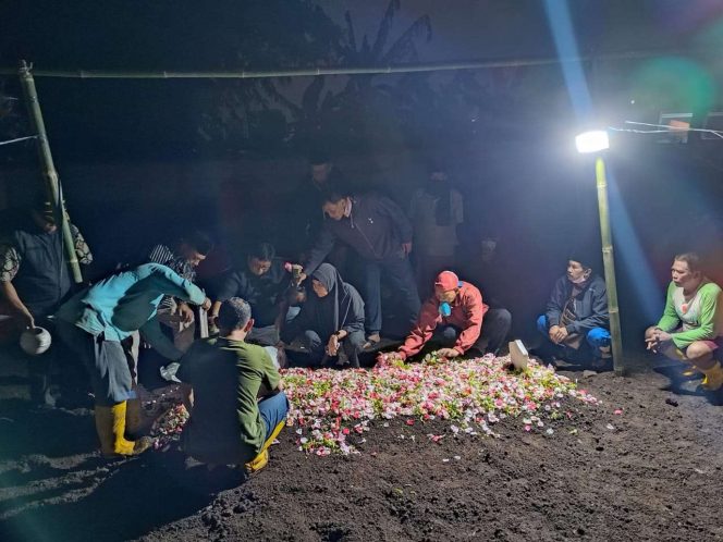 
 Tim dari Tagana Kota Batu, saat tengah melakukan pemindahan jasad mantan Wali Kota Batu Eddy Rumpoko, yang berlokasi di Jalan Sakura, Desa Pesanggrahan, Kecamatan Batu, Kota Batu. (Yan)