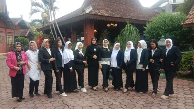 
 DR. Hj. Marlinda Irwanti, SE. Msi (Ketum FPPI) didampingi Hj. Hanik Didik Gatot Subroto (Penasehat FPPI Kabupaten Malang) saat foto bersama sebelum membuka acara literasi wanita era 5.0 di Dau Kabupaten Malang. (my)