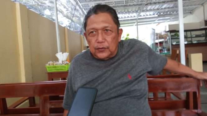 
 Wakil Ketua ll DHC 45 Kota Batu, Budi Kabul, saat tengah diwawancarai awak media di kediamannya. (Yan)