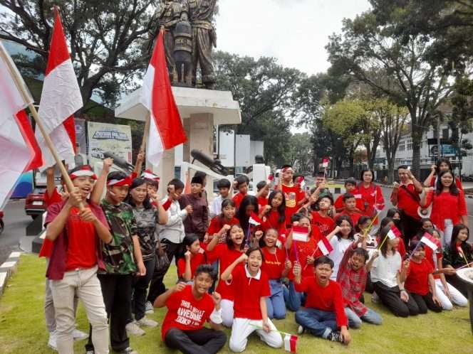 
 Rombongan KB/TK dan SD Shining Star, SD Kristen Brawijaya 3, serta SMP Kristen 1 YPK Malang saat mengunjungi Monumen Tentara Pelajar (TGP) di Jalan Semeru kota Malang, Jumat (2/8/2024). (ist)