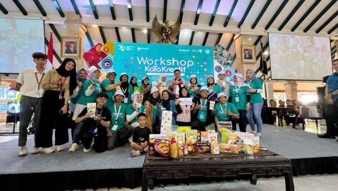 
 Berfoto bersama usai kegiatan Workshop dan Pameran Ekraf Kabupaten Malang. (Dok Pemdes Sumberdem)