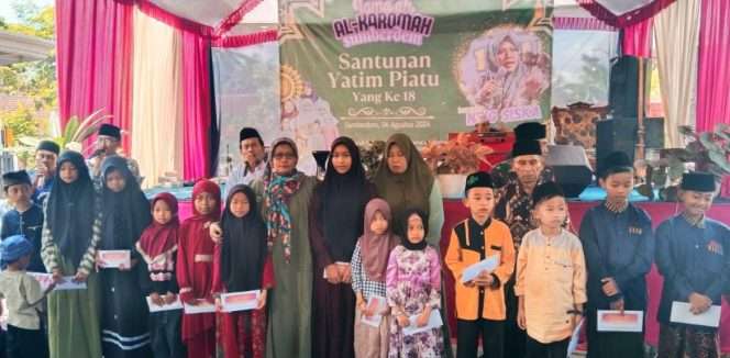 
 Berfoto bersama usai pemberian santunan. (Dok Pemdes Sumberdem)
