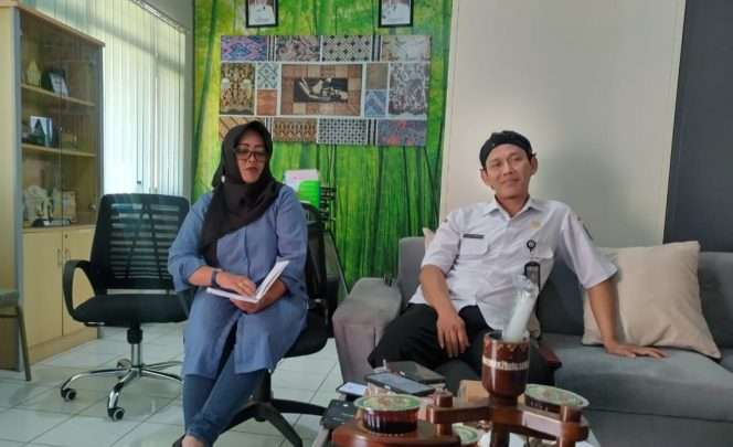 
 Kepsek SMKN 2 Batu, Slamet Winarto bersama Ketua Komite, Endah Yuliati, saat tengah memberikan klarifikasi soal dugaan pungutan Dana Partisipasi Masyarakat Rp 150. (Yan)