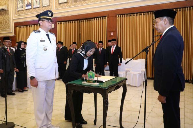 
 Pj Wali Kota Malang lantik Pejabat Pengawas dan Administrator di Balaikota Malang, Jumat (9/8/2024) malam. (ist)