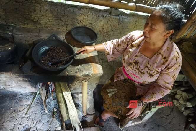 
 Ny. Jero, salah seorang pekerja di Bali Pulina saat porses sangrai kopi luwak secara tradisional. (Nedi Putra AW).