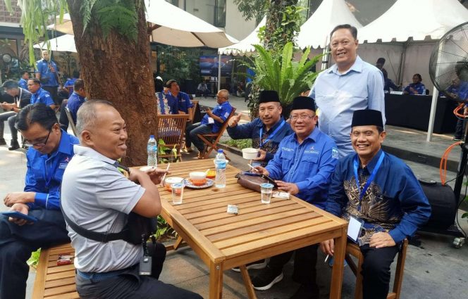 
 Bacakada Abah Gun-dr Umar berfoto di sela pemberian rekom untuk Pilbup Malang 2024. (ist)