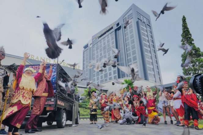 
 Grand Mercure Malang Mirama Hotel saat melepas merpati sebagai simbol kebebasan, perdamaian dan harapan dalam peringatan HUT RI ke-79, Sabtu (17/8/2024).(ist)