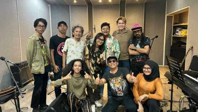 
 Para personal grup musik OM PMR bersama tim. (Dok. Istimewa)