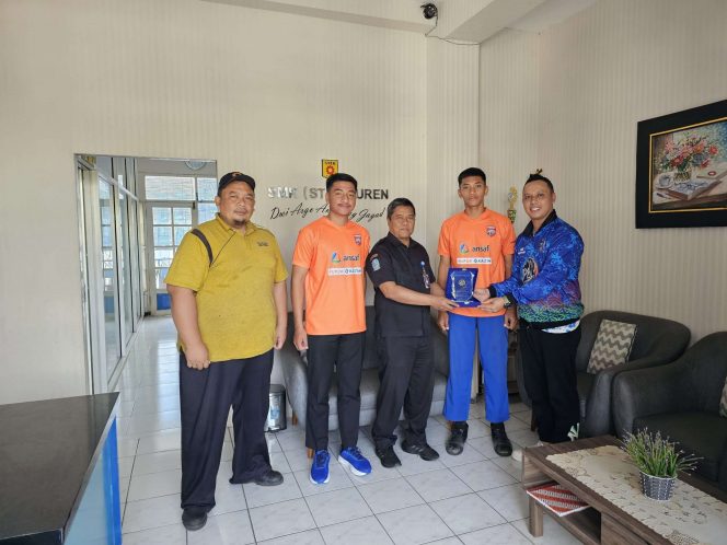 
 Dari kiri Gunawan Ardiasyah. ST, Rahul Vicky Maulana, Tulus Karyadi. S.Pd, Mohamad Izzul Hilmi, dan Abie Manyu Manajer SSB Arunda Fc. (Ist)