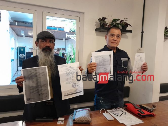 
 Kuasa hukum Tony Hermawan Tanjung, Matheus Mamun Sare saat menunjukkan surat panggilan dari Poltabes Surabaya. (Rohim Alfarizi)