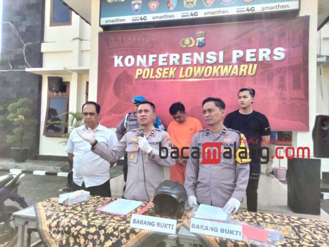 
 Kapolsek Lowokwaru Kompol Anton bersama Kasi Humas Polresta Makota Ipad Yudhi saat merilis pelaku penipuan dan penggelapan di polsek lowokwaru (Rohim Alfarizi)