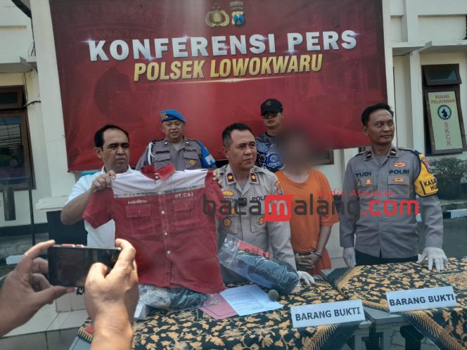 
 Kapolsek Lowokwaru, Kompol Anton, Kanit reskrim polsek lowokwaru dan Kasi Humas Polresta Makota Ipda Yudi saat menunjukkan barang bukti pelaku. (Rohim Alfarizi)