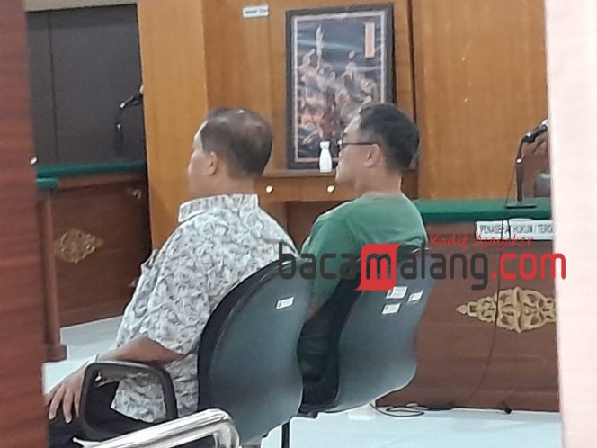 
 Saksi korban Widyasmoko dan Arif saat mengikuti jalannya persidangan. (Rohim Alfarizi)