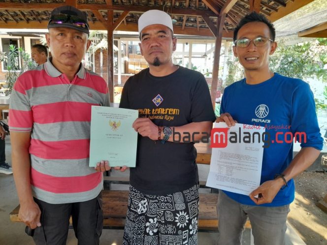 
 Makhinul Amin Ahli waris dari Sofyan (alm) bersama saudaranya didampingi kuasa hukum Yuli Kriswanto,SH saat menunjukkan Sertifikat SHM. (Rohim Alfarizi)