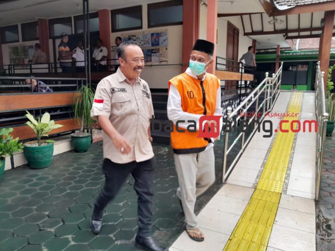 
 Terdakwa Abdul Rahman dikawal petugas Kejaksaan usai mengikuti persidangan di ruang Cakra PN Malang. (Rohim Alfarizi)