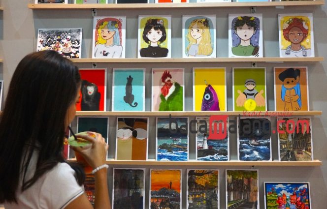 
 Seorang pengunjung menyimak sejumlah karya dalam pameran Art on Postcar(t)d Exhibition di FIB UB, yang dibuka Selasa (10/9/2024). (Nedi Putra AW)