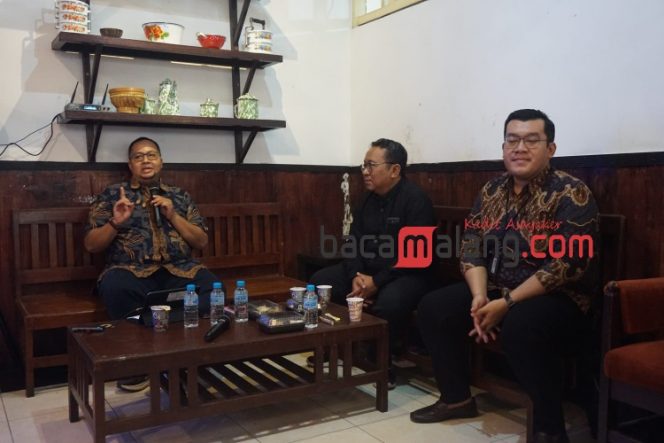 
 Dari kiri-Ketua Tim Peneliti Perilaku Pemilih di Era Digital, Andhyka Muttaqin S.AP, M.PA, ;Sekretaris UB Dr. Tri Wahyu Nugroho dan Ketua Bidang Kerjasama BP2M FISIP UB Novy Setia Yunas, S.IP M.IP saat BONSAI atau Bincang & Obrolan Santai bersama Pakar oleh Universitas Brawijaya yang mengusung tema 