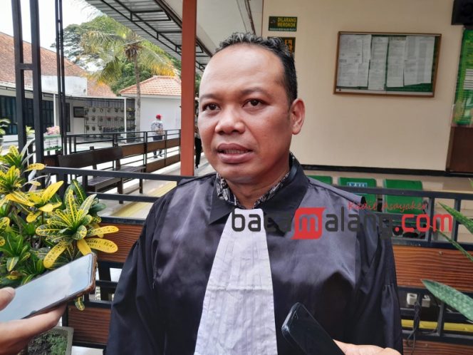 
 Penasehat hukum terdakwa Abdul Rahman, Guntur Putra Abdi Wijaya usai mengikuti sidang replik di PN Malang. (Rohim Alfarizi)