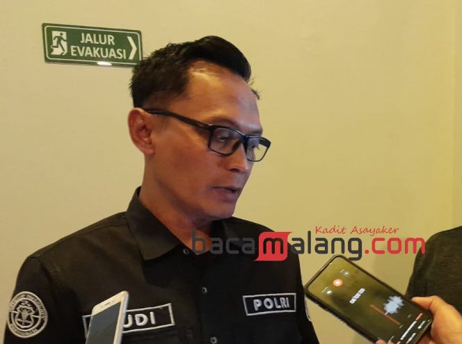 
 Kasi humas Polresta Makota Ipda Yudi Risdiyanto saat memberikan keterangan terkait keributan mahasiswa dengan warga. (Rohim Alfarizi)