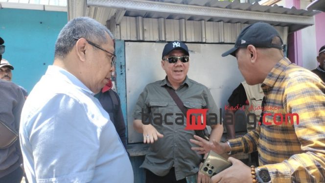
 Gunadi Handoko SH. Kuasa hukum Catalina,  Dan Djoko Trijahjana, saat dialog di lokasi lahan parkir pertokoan Ria. (Rohim Alfarizi)