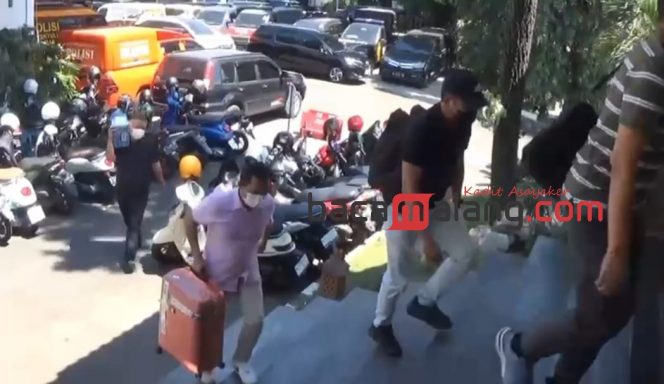 
 Sejumlah penyidik KPK saat memasuki ruang Ballroom Sanika Satyawada, Mapolresta Malang Kota. Selasa (17/9/2024) (Rohim Alfarizi)