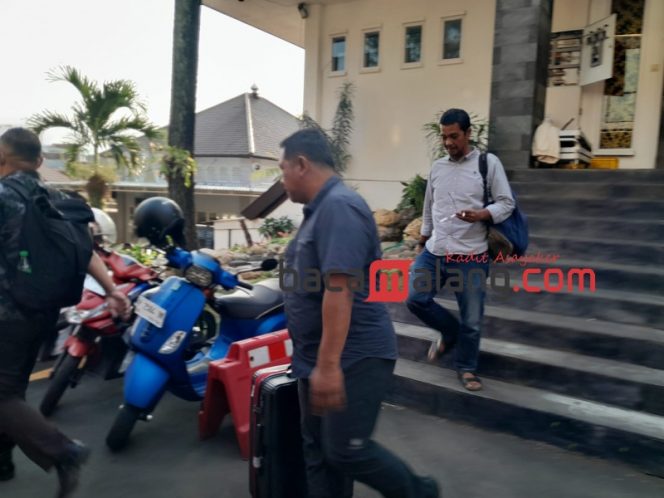 
 Tim KPK membawa koper hitam keluar dari Ballroom Sanika Satyawada, usai melakukan pemeriksaan 14 saksi di hari terakhir, Kamis (19/9/2024) (Rohim Alfarizi)